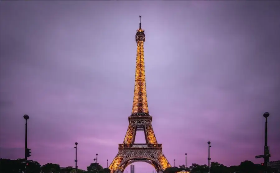 17- برج إيفل (Eiffel Tower)